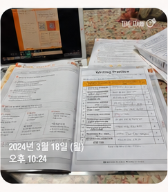 수강생 인증 사진 — 강의 화면을 띄워두고 교재와 Writing Practice 를 푼 책상. 2024년 3월 18일 월요일 오후 10시 24분